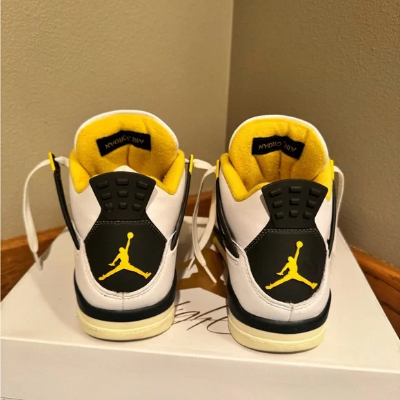 Women’s Air Jordan 4 Retro size 10 - Picture 4 of 10